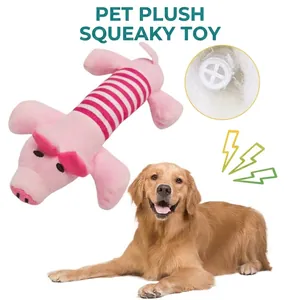 Jouet couineur en peluche pour chien en forme de cochon rayé avec un Golden Retriever