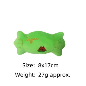 Dettaglio del giocattolo di peluche verde per animali a forma di caramella con squittio