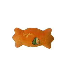 Giocattolo di peluche arancione a forma di caramella per animali con ricamo avocado
