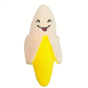 Detail van een piepend pluche hondenspeeltje in de vorm van een banaan met borduursel