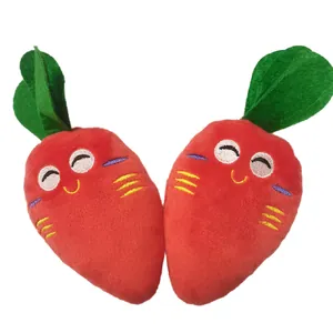 Dettaglio ravvicinato che mostra la consistenza morbida dei giocattoli di peluche a forma di carota
