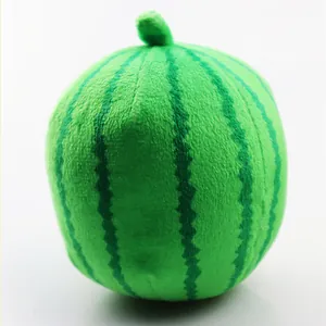 Detailansicht eines weichen, runden Plüsch-Wassermelonen-Quietschspielzeugs für Haustiere