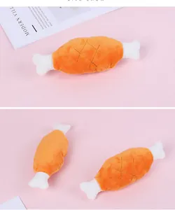 Vue détaillée d'un jouet sonore en forme de cuisse de poulet pour chiens et chats.