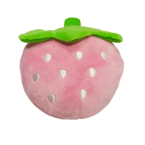Detail van een schattig roze aardbei pluche piepspeeltje voor huisdieren op wit