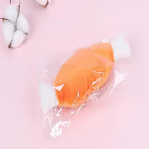 Détail d'un jouet sonore en peluche en forme de cuisse de poulet avec emballage plastique.
