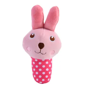 Giocattolo di peluche sonoro a forma di coniglio rosa per cani con motivo a pois.