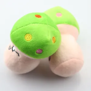 Gros plan de jouets pour animaux en forme de champignon en peluche avec broderie
