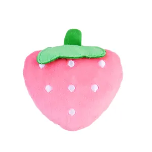 Schattig aardbeien pluche piepspeeltje voor huisdieren, roze stof met witte stippen