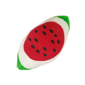 Gedetailleerde weergave van zacht pluchen piepspeeltje in watermeloen-ontwerp.