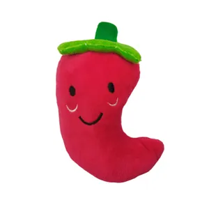 Simpatico giocattolo di peluche a forma di peperoncino rosso per animali su fondo bianco