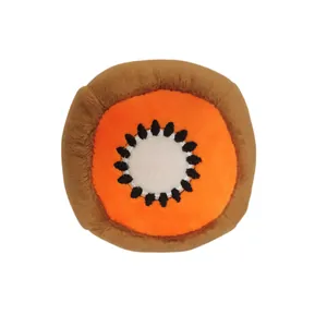 Macro-opname van kiwi-vormig pluchen huisdierspeelgoed met zachte textuur en details.