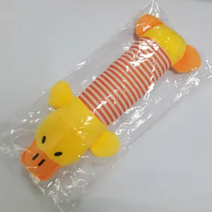 Juguete de peluche largo con sonido para mascotas en embalaje de plástico claro.
