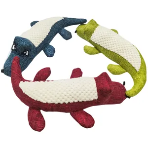 Tre peluche per cani a forma di coccodrillo colorati in tessuto di lino.
