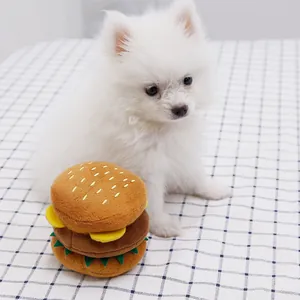 Gioco squittente a forma di hamburger di peluche per cani e gatti su sfondo a scacchi