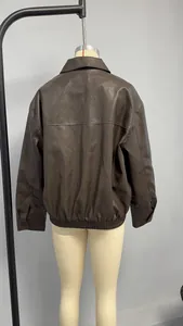 Vista posteriore dettagliata di un elegante bomber in similpelle marrone su un manichino