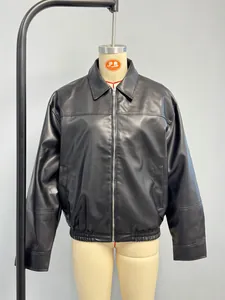 Vista frontale dettagliata di un bomber in ecopelle nera esposto su un manichino sartoriale.