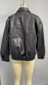 Vista posteriore dettagliata di un elegante bomber in ecopelle nera da donna