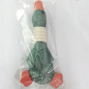 Detail van een hondenspeeltje van jute in de vorm van een gans in plastic verpakking