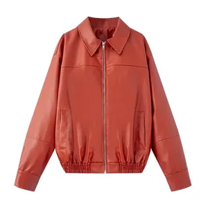 Vista frontale dettagliata di un elegante bomber da donna in ecopelle color terracotta