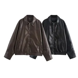 Vista dettagliata di eleganti giacche bomber da donna in ecopelle marrone e nera