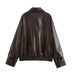 Vista posteriore di un bomber in finta pelle marrone scuro con orlo elasticizzato.