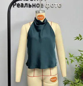 Weergave van een donkergroene satijnen haltertop op een mannequin om de stof te tonen