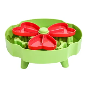Grüner und roter Slow Feeder Hundenapf mit Knochen- und Herzformen