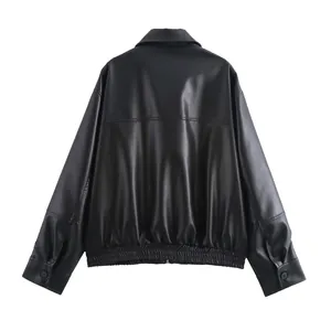 Vista posteriore dettagliata di un elegante bomber da donna in ecopelle nera per primavera