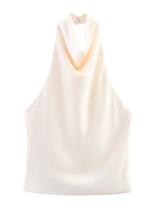 Detailweergave van champagnekleurige zijden satijnen haltertop met elegante val