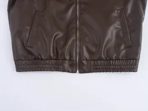 Vista dettagliata del bomber in ecopelle marrone scuro con cerniera e orlo elastico