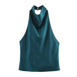 Gedetailleerde weergave van een satijnen haltertop in blauwgroen met gedrapeerde hals.