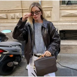 Giacca bomber in ecopelle marrone scuro da donna in stile street style all'aperto