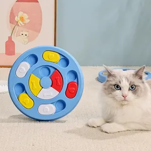 Interactieve puzzelvoeder voor huisdieren met gekleurde schuifblokken en een kat in de kamer
