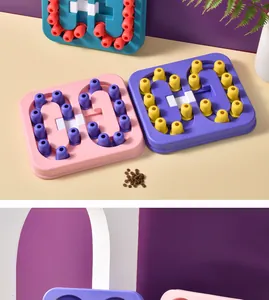 Vue détaillée du distributeur lent interactif coloré pour animaux de compagnie en plastique