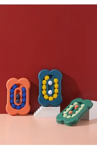 Vue détaillée de trois jouets puzzles colorés en forme d'os pour animaux sur supports géométriques
