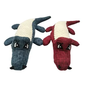 Dettaglio di due resistenti giocattoli per cani in lino a forma di coccodrillo colorati.