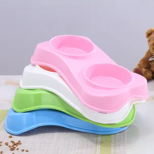 Set van vier kleurrijke plastic dubbele voerbakken voor honden en katten in diverse kleuren