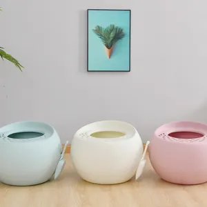 Moderne Katzentoiletten mit Obereinstieg in Pastellfarben inklusive passender Schaufeln