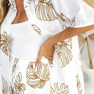Primer plano del estampado de hojas de monstera en conjunto de camisa y shorts de lino.