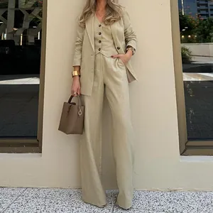 Elegantes dreiteiliges Leinen-Set mit Blazer, Weste und weitem Hosenbein in Beige