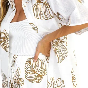 Primer plano del estampado de hojas tropicales en conjunto de camisa y pantalón corto