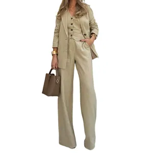 Eleganter beiger Damen-Dreiteiler mit Blazer, Weste und Hose mit weitem Bein