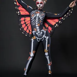 Dettaglio della mantella con ali di farfalla e tuta intera scheletro per Halloween