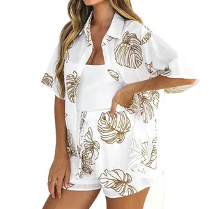 Detalle del conjunto blanco de dos piezas con estampado de hojas de monstera marrón