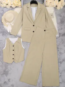 Detailansicht Khaki 3-Teiler Anzug mit Blazer, Weste und weit geschnittener Hose.