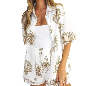 Conjunto casual de verano de dos piezas blanco con camisa y pantalones de hojas café