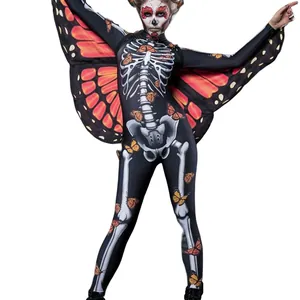 Dettaglio tuta scheletro Halloween con ali di farfalla e stampa di ossa e fiori