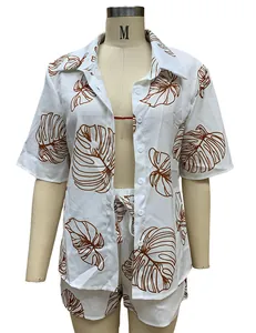 Conjunto de dos piezas blanco para mujer con camisa con estampado de hojas y shorts