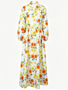 Vue arrière de la robe longue à imprimé floral vintage avec manches lanternes et col montant