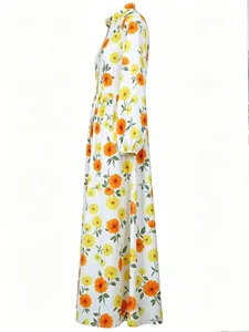 Vue latérale de la robe maxi à fleurs avec col montant et manches lanternes